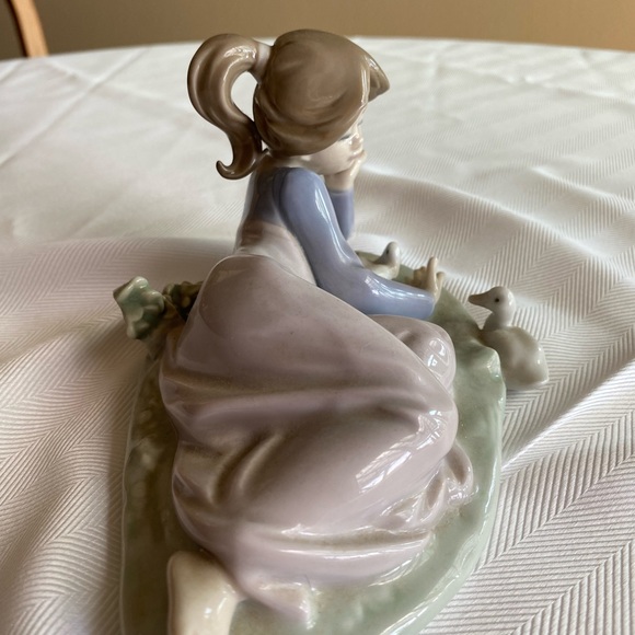 RETIRED ‘1995 PAYFUL FRIENDS LLADRO’ PORCELAIN FIGURINE- Item #01005609 - Picture 3 of 6